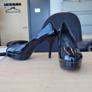 NWOT Stunning Black Heels